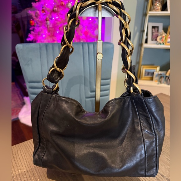 CHANEL Black Leather with Chunky Gold Chain Shoulder Bag - Full Inculsion - Picture 5 of 13
